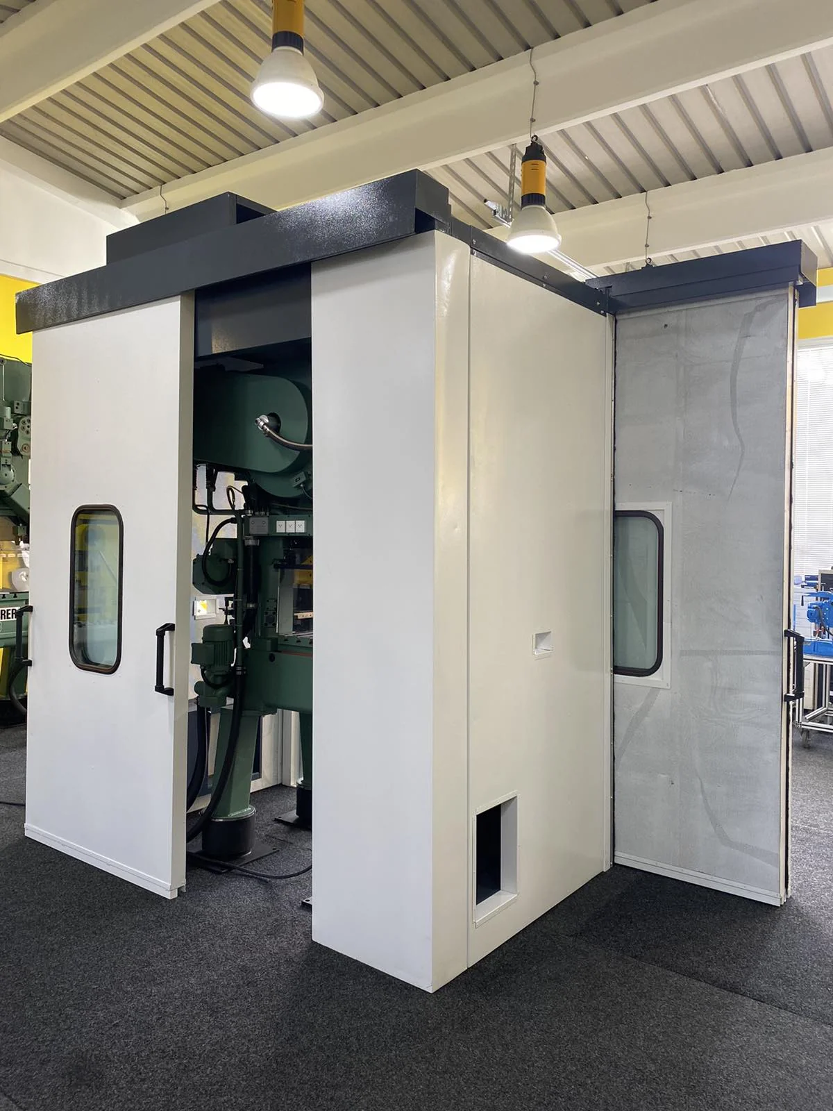 Sound insulating cabin 3