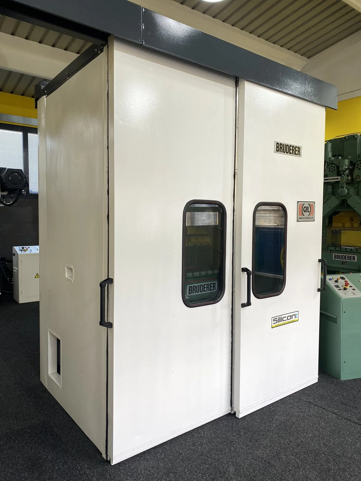 Sound insulating cabin 1