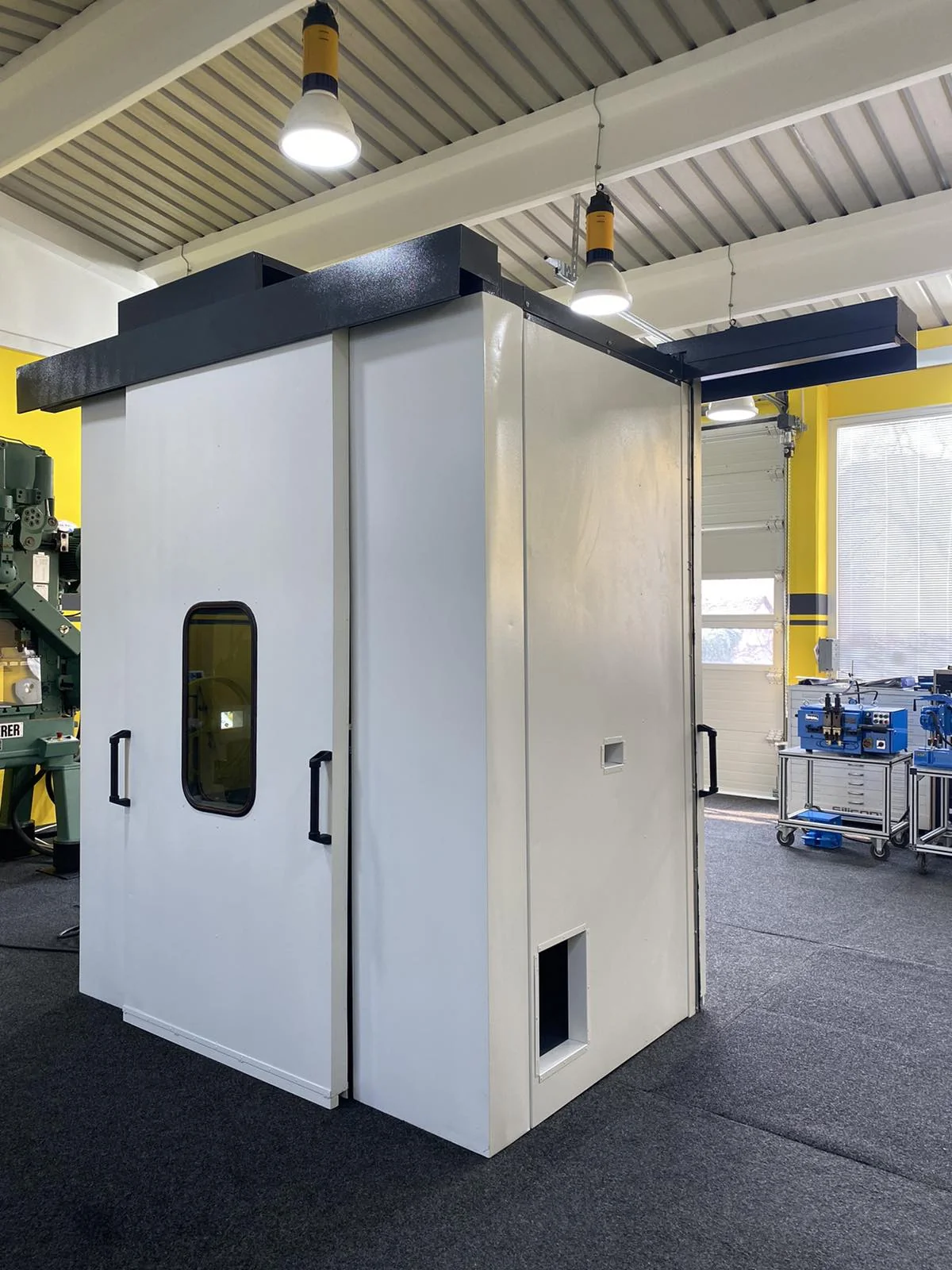 Sound insulating cabin 4